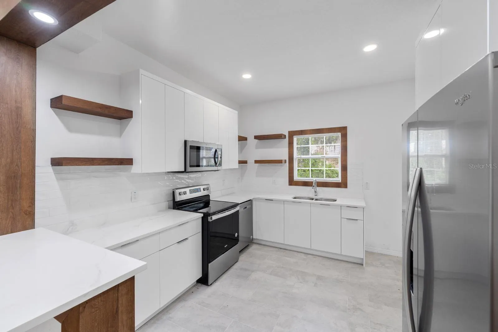 106 E CALHOUN ST