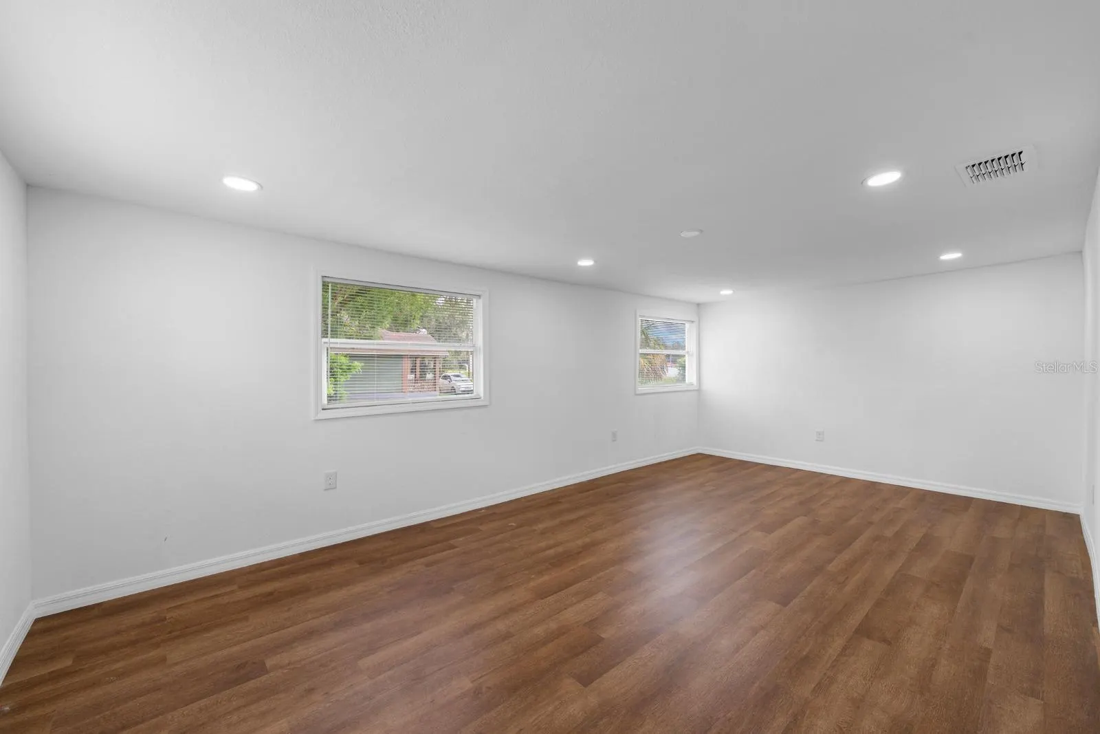 106 E CALHOUN ST
