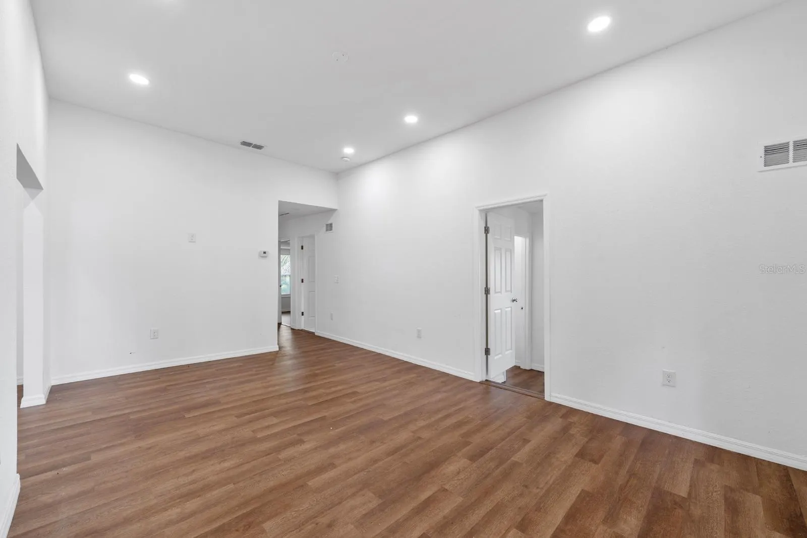 106 E CALHOUN ST
