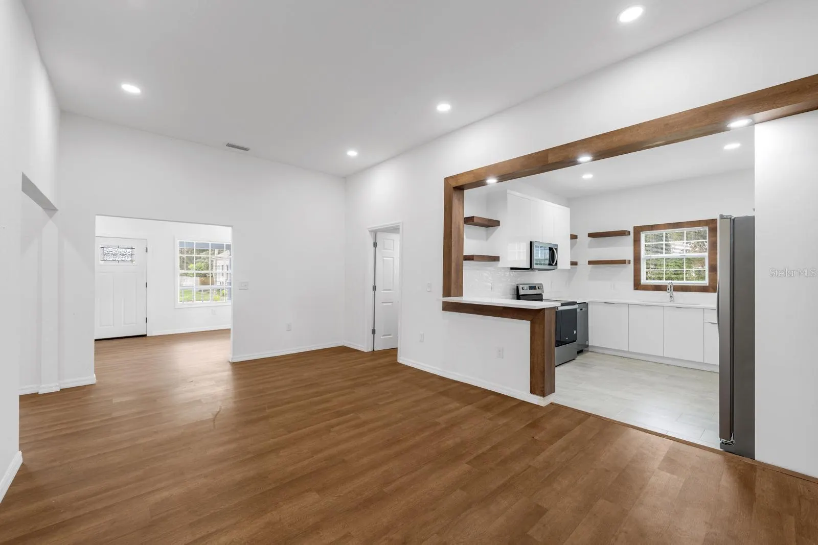 106 E CALHOUN ST