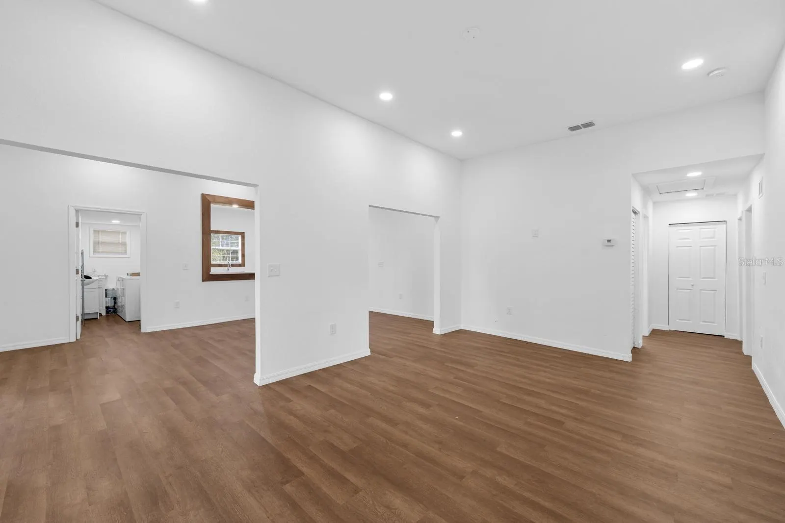 106 E CALHOUN ST