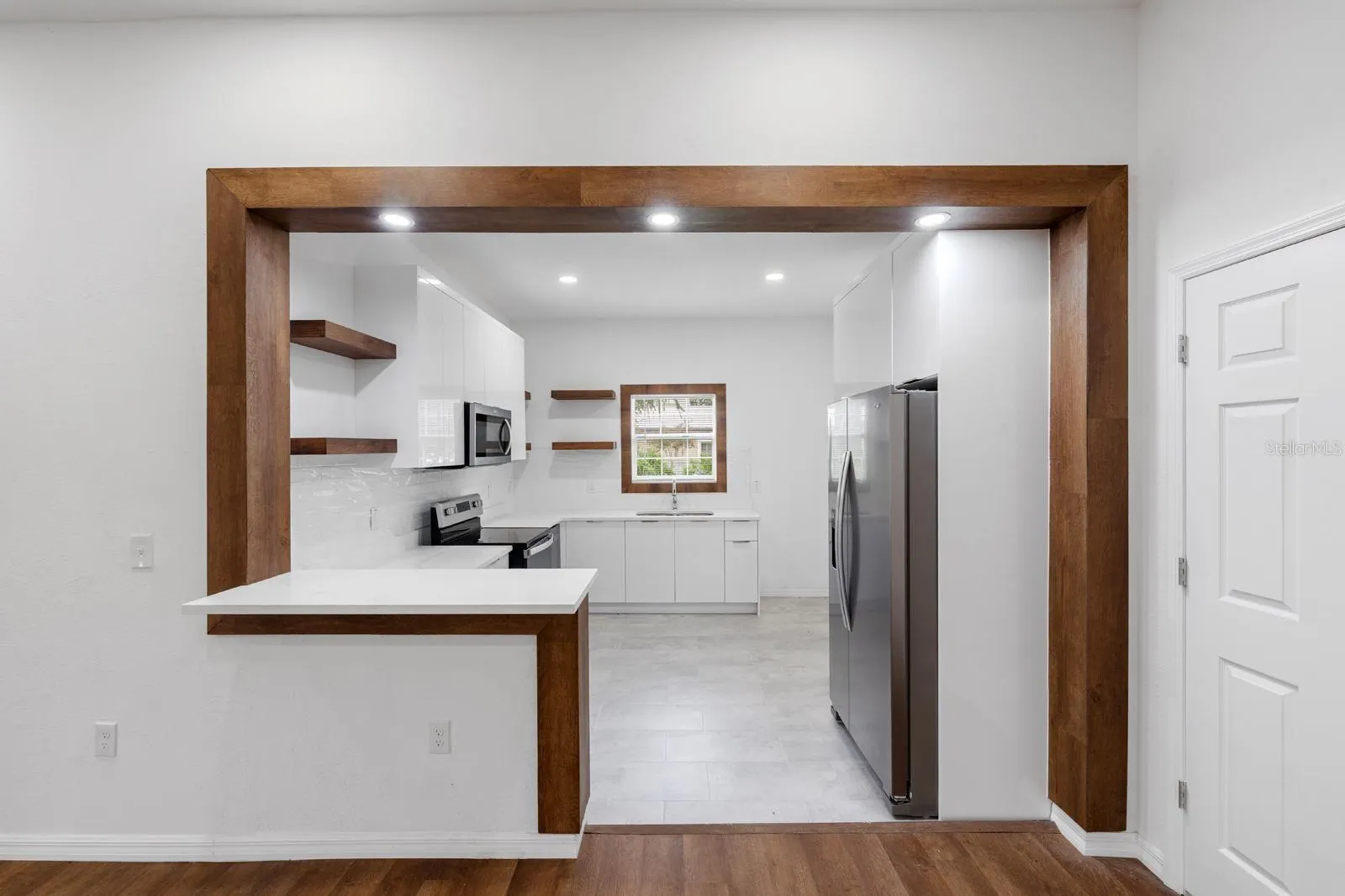 106 E CALHOUN ST