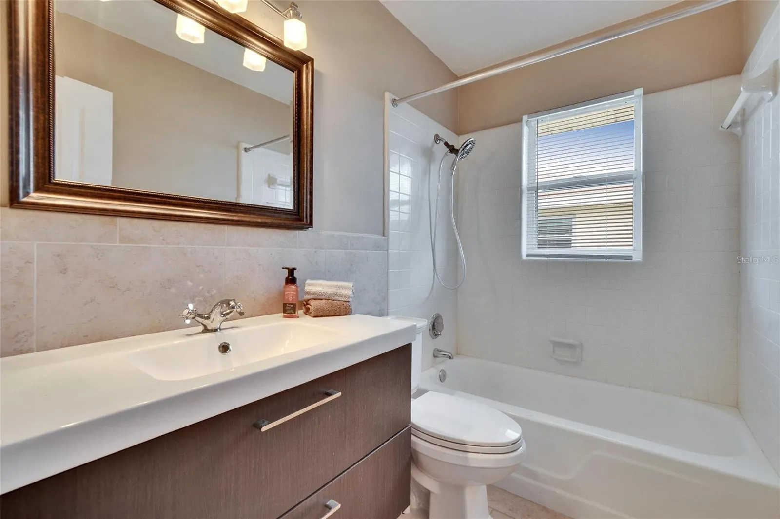 1518 NEW BEDFORD DR