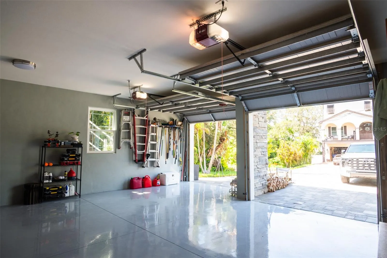 498 MAGNOLIA AVE