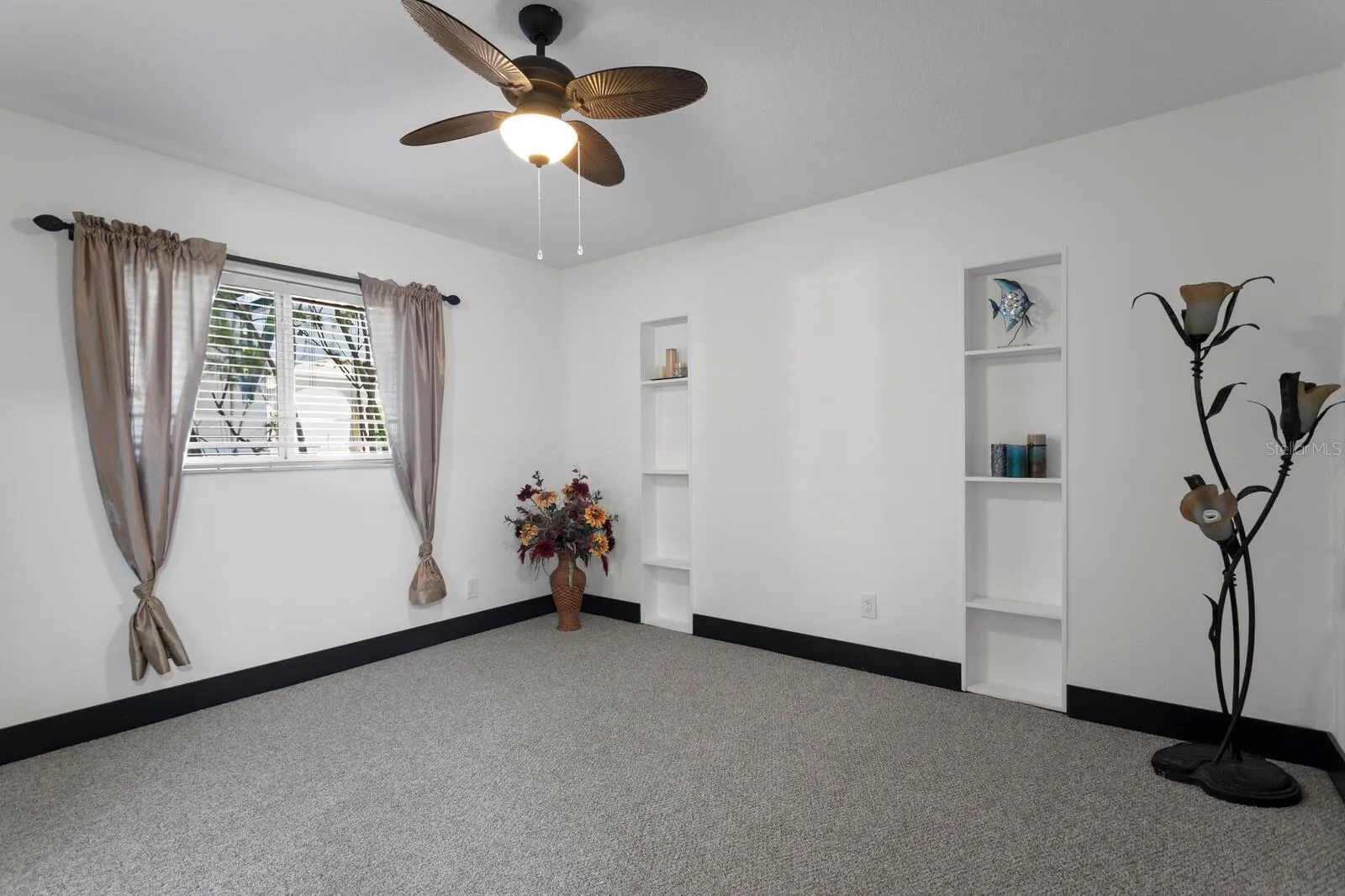 1632 SEA BREEZE DR