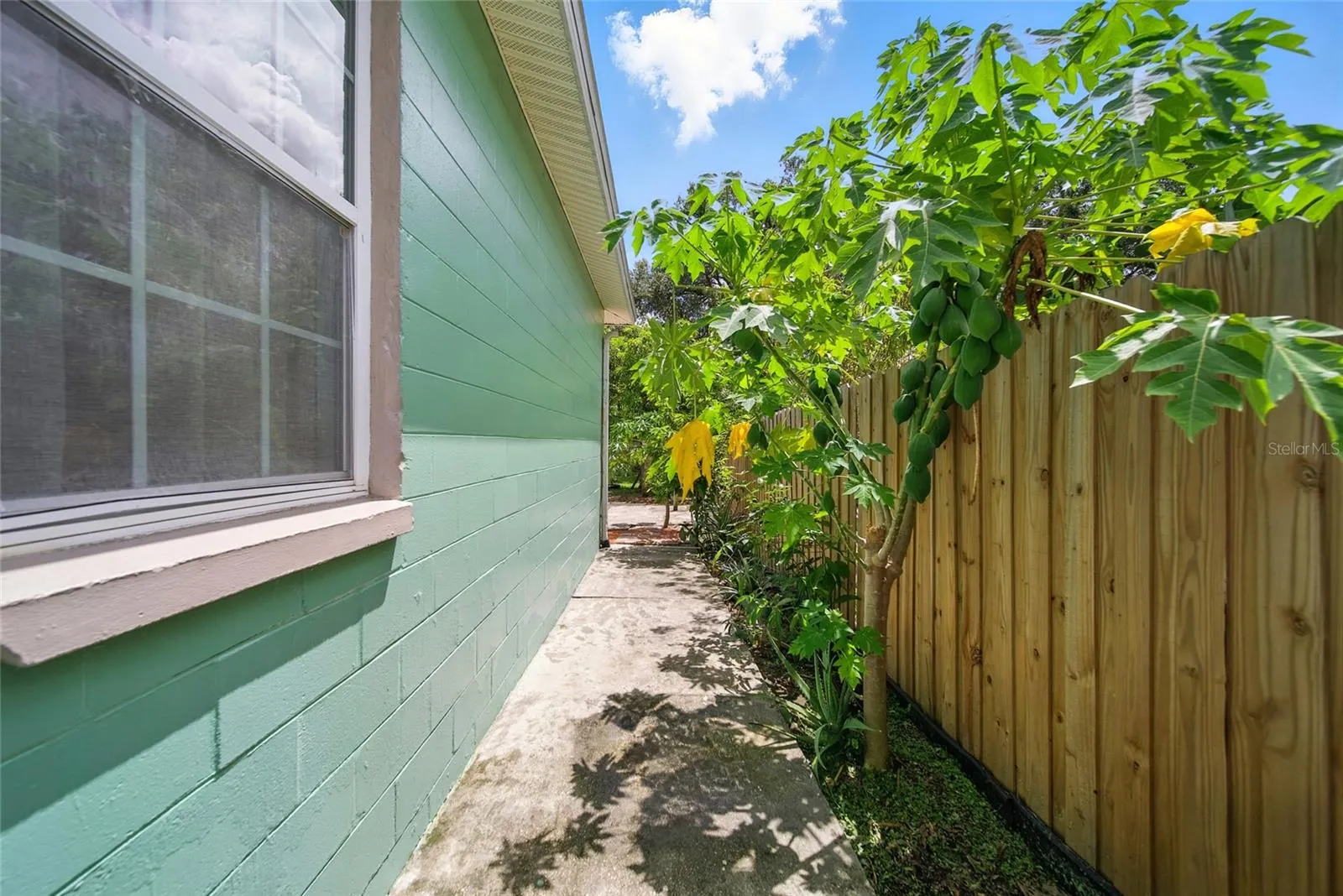 1607 E POINSETTIA AVE