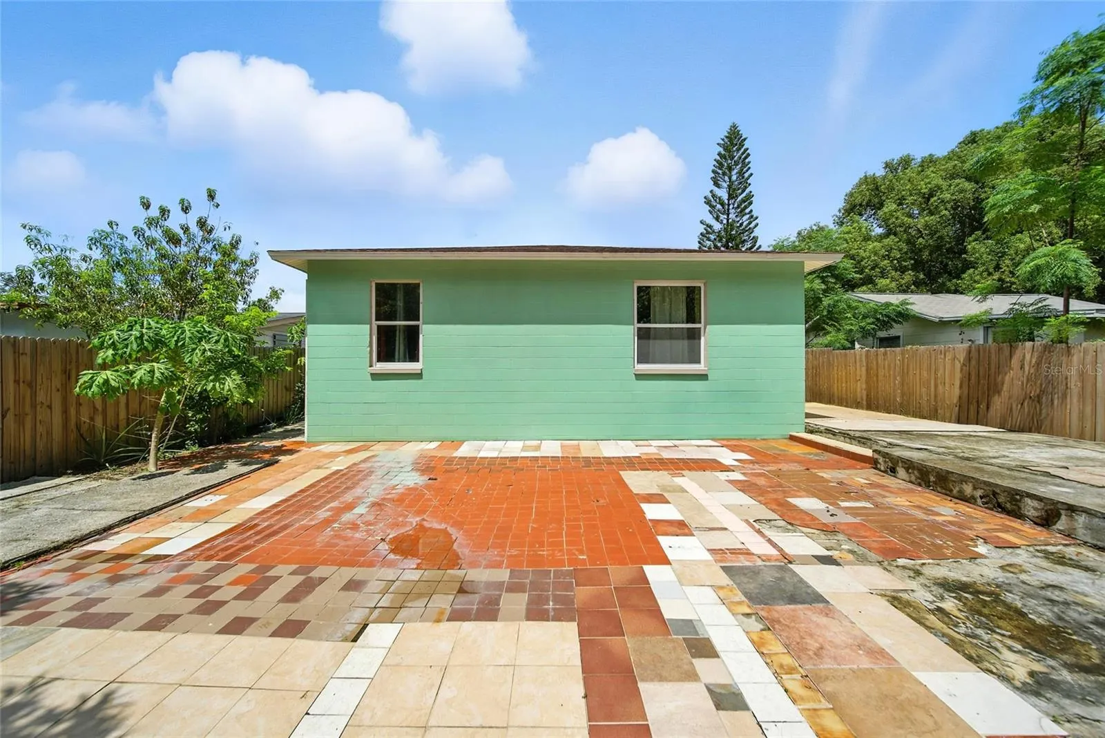 1607 E POINSETTIA AVE