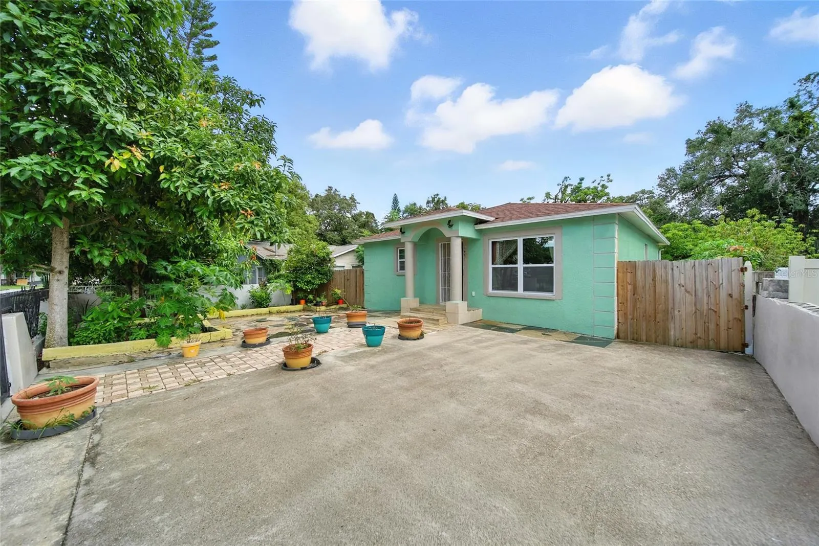 1607 E POINSETTIA AVE
