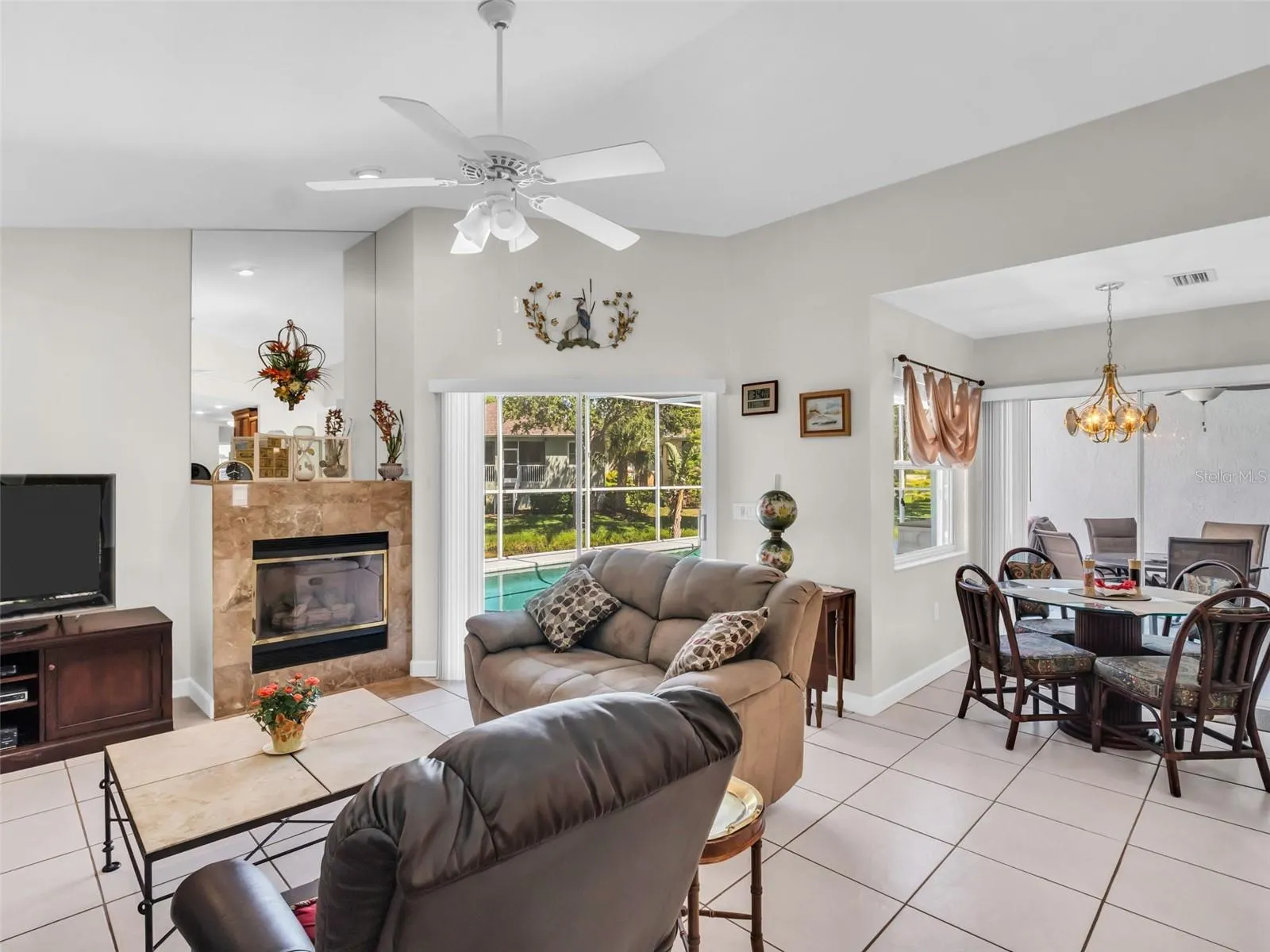 1070 POINTE ALEXIS DR S