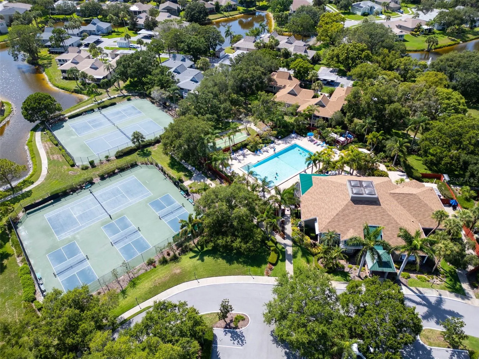 1070 POINTE ALEXIS DR S