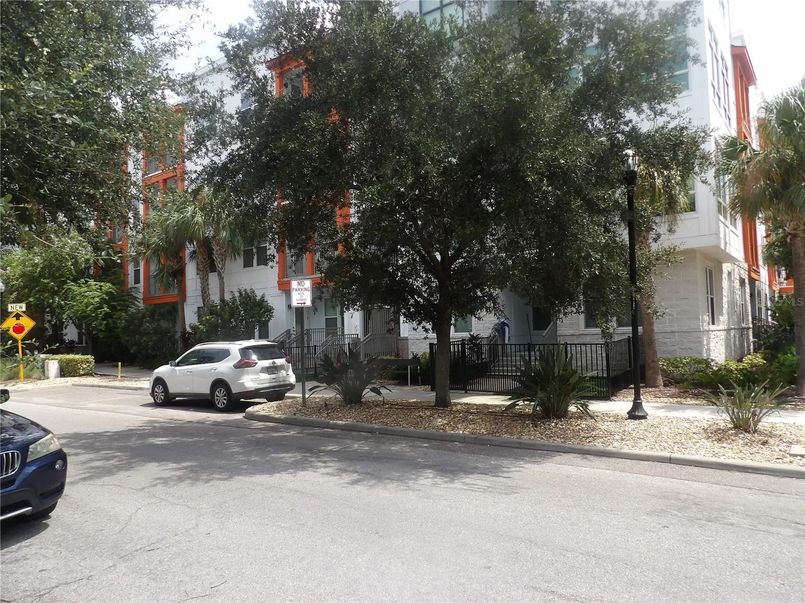 402 N FREMONT AVE