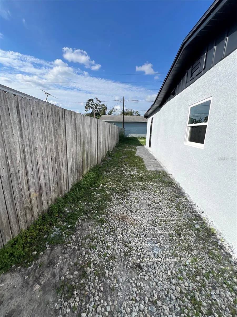 2811 AUBURN AVE W