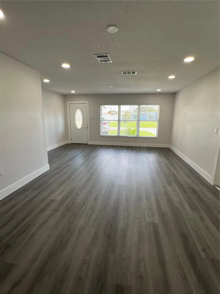 2811 AUBURN AVE W