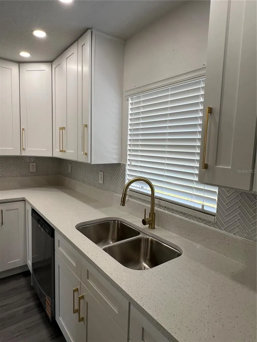 2811 AUBURN AVE W