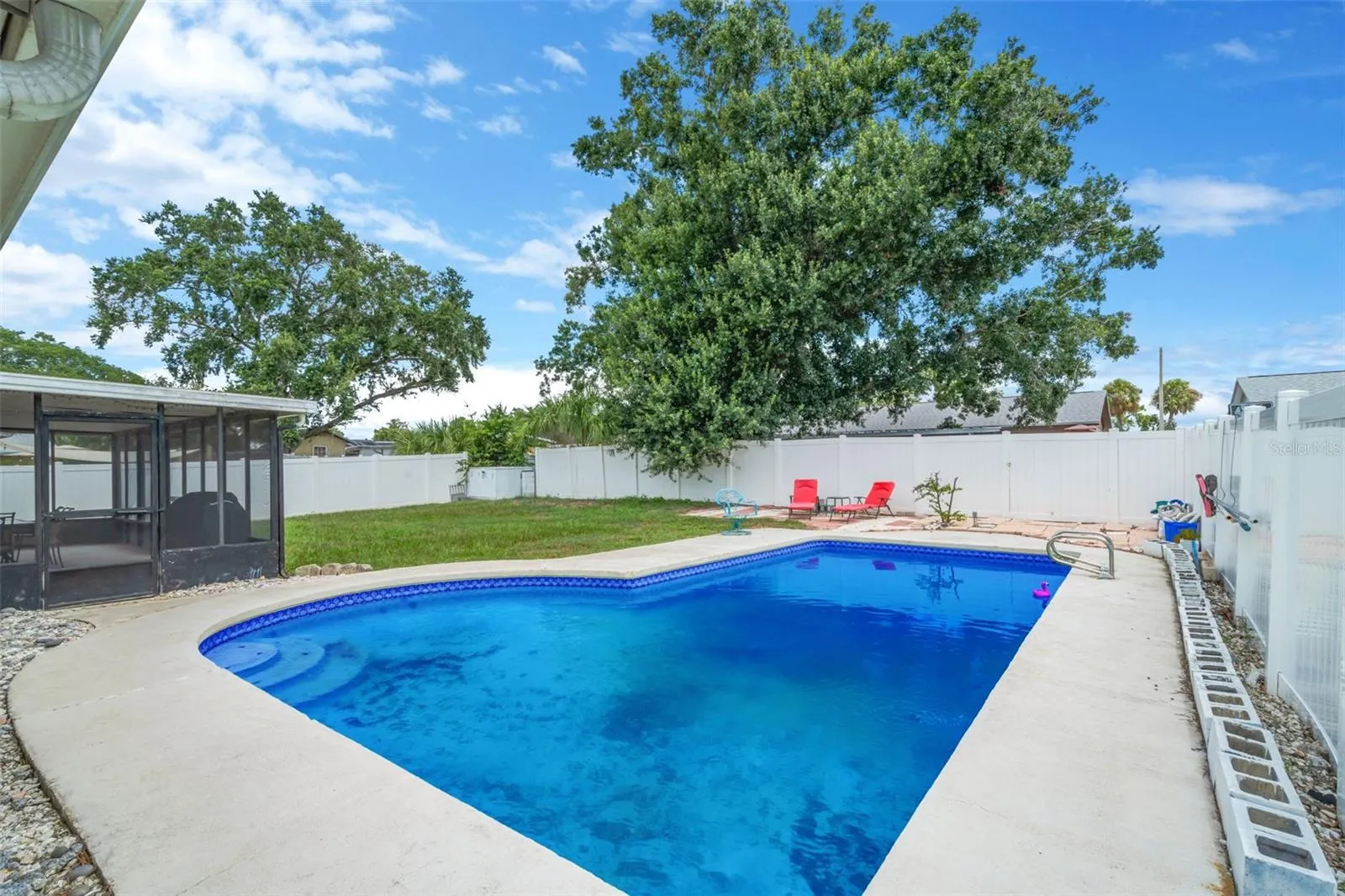 7217 CREEKWOOD CT