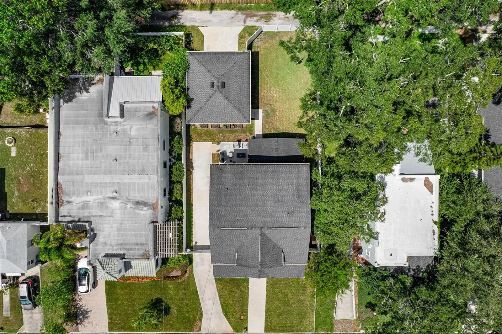909 W WOODLAWN AVE