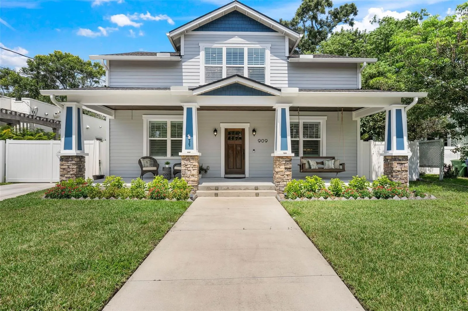 909 W WOODLAWN AVE