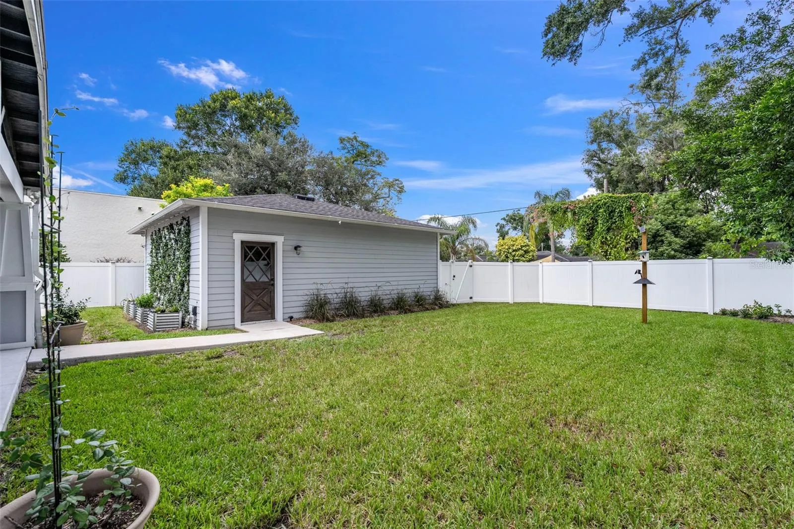 909 W WOODLAWN AVE