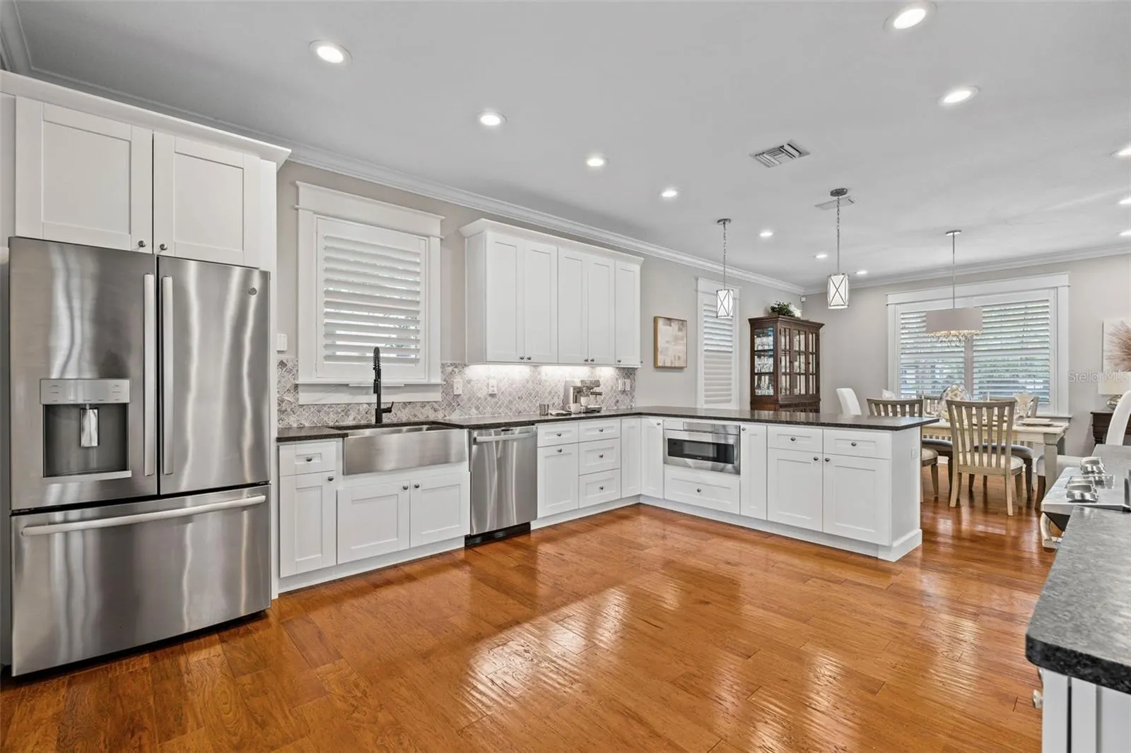909 W WOODLAWN AVE