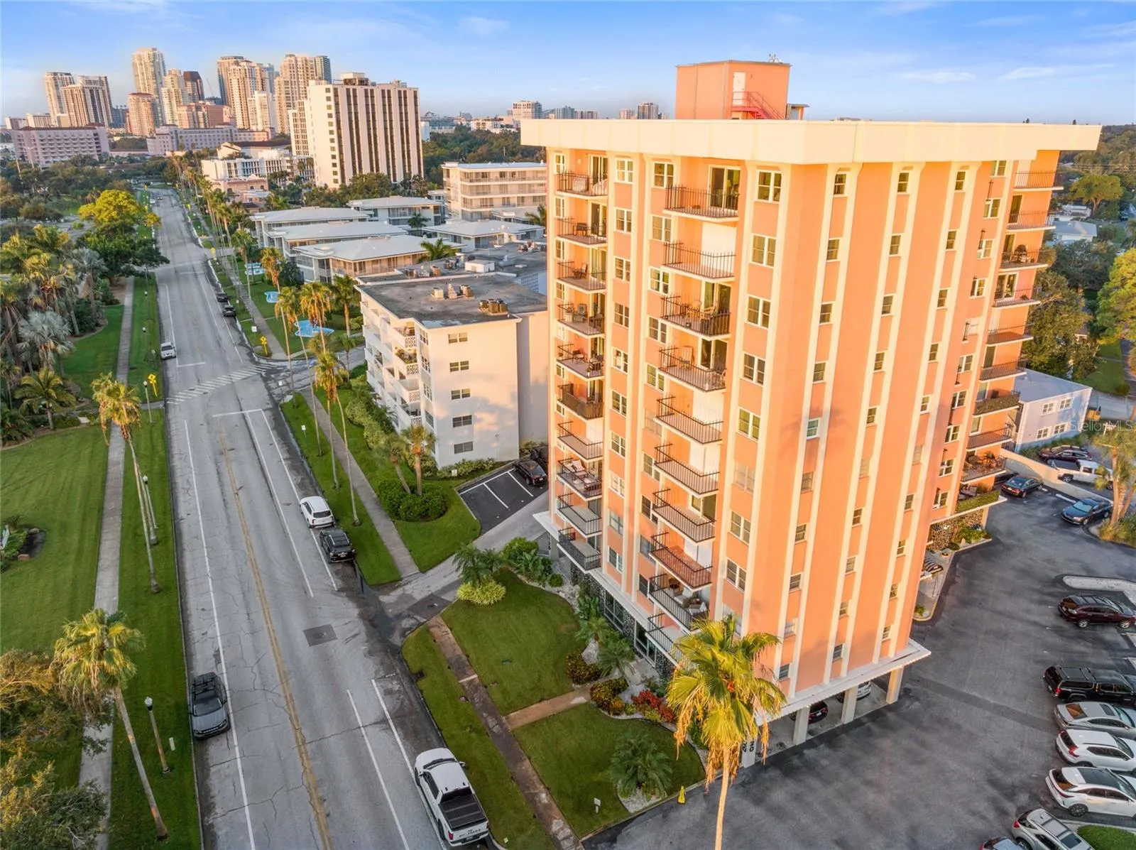 1120 N SHORE DR NE #402, #402