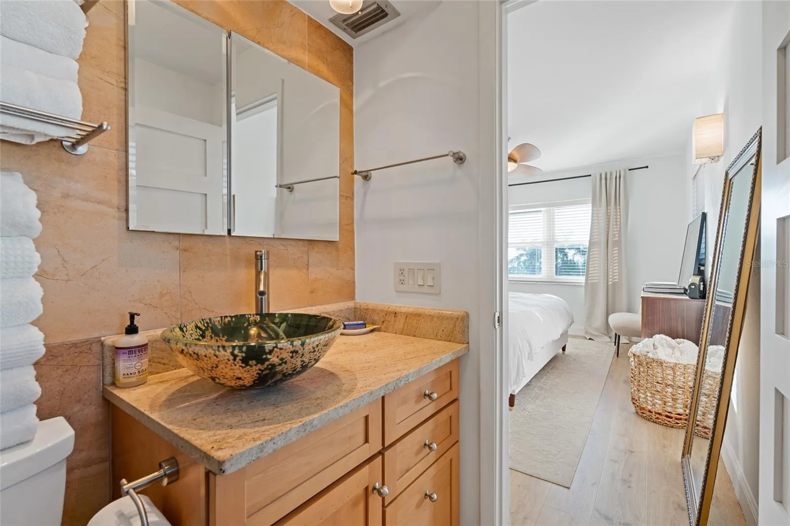 1120 N SHORE DR NE #402, #402