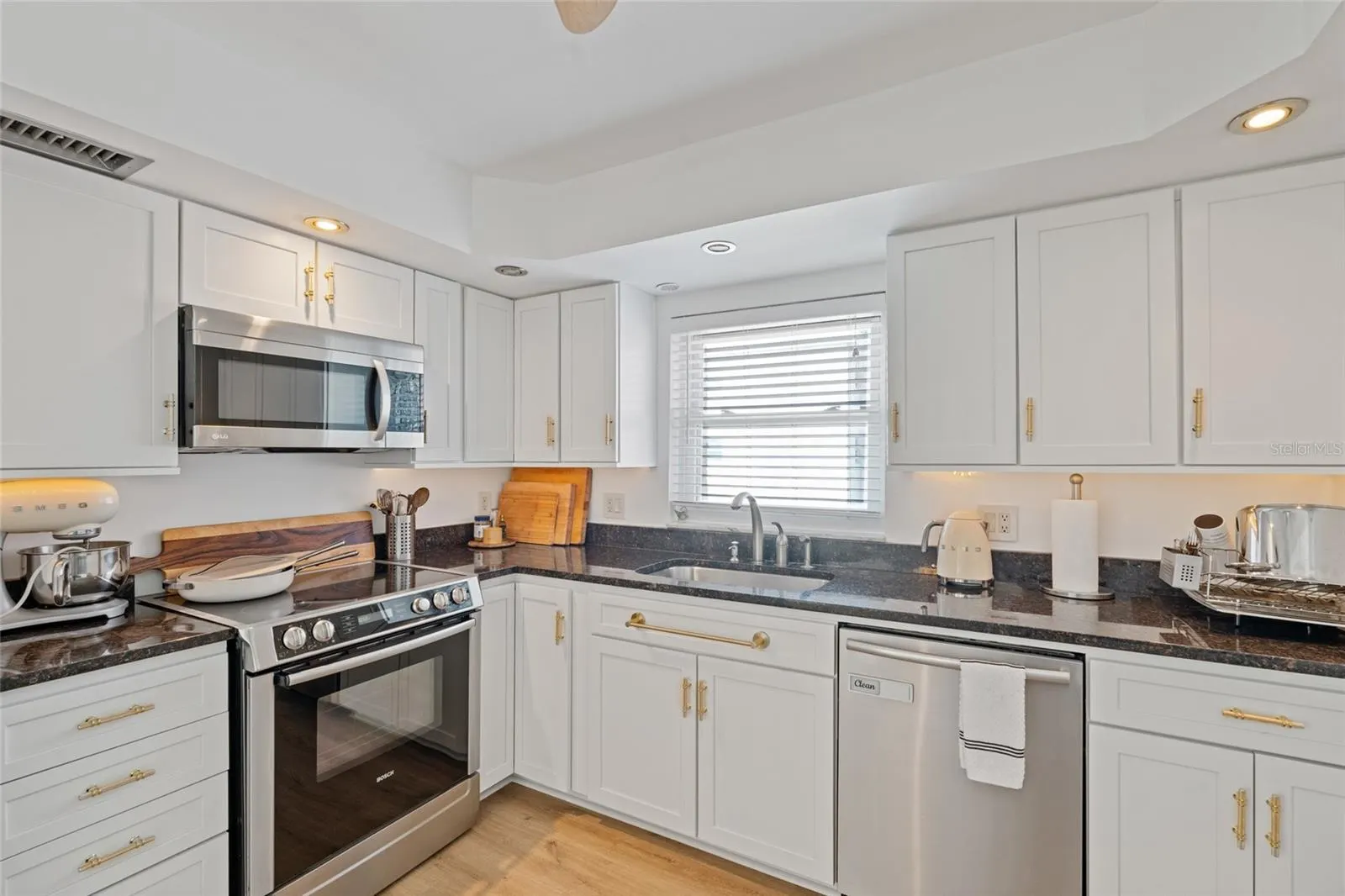 1120 N SHORE DR NE #402, #402