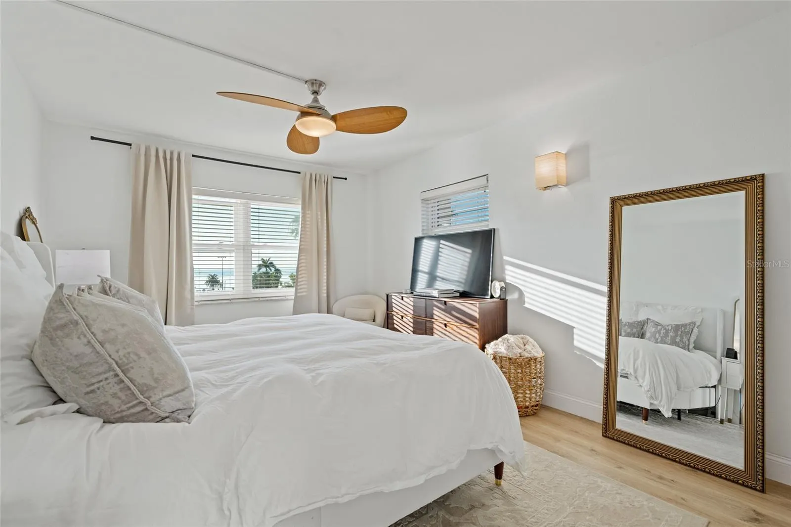 1120 N SHORE DR NE #402, #402