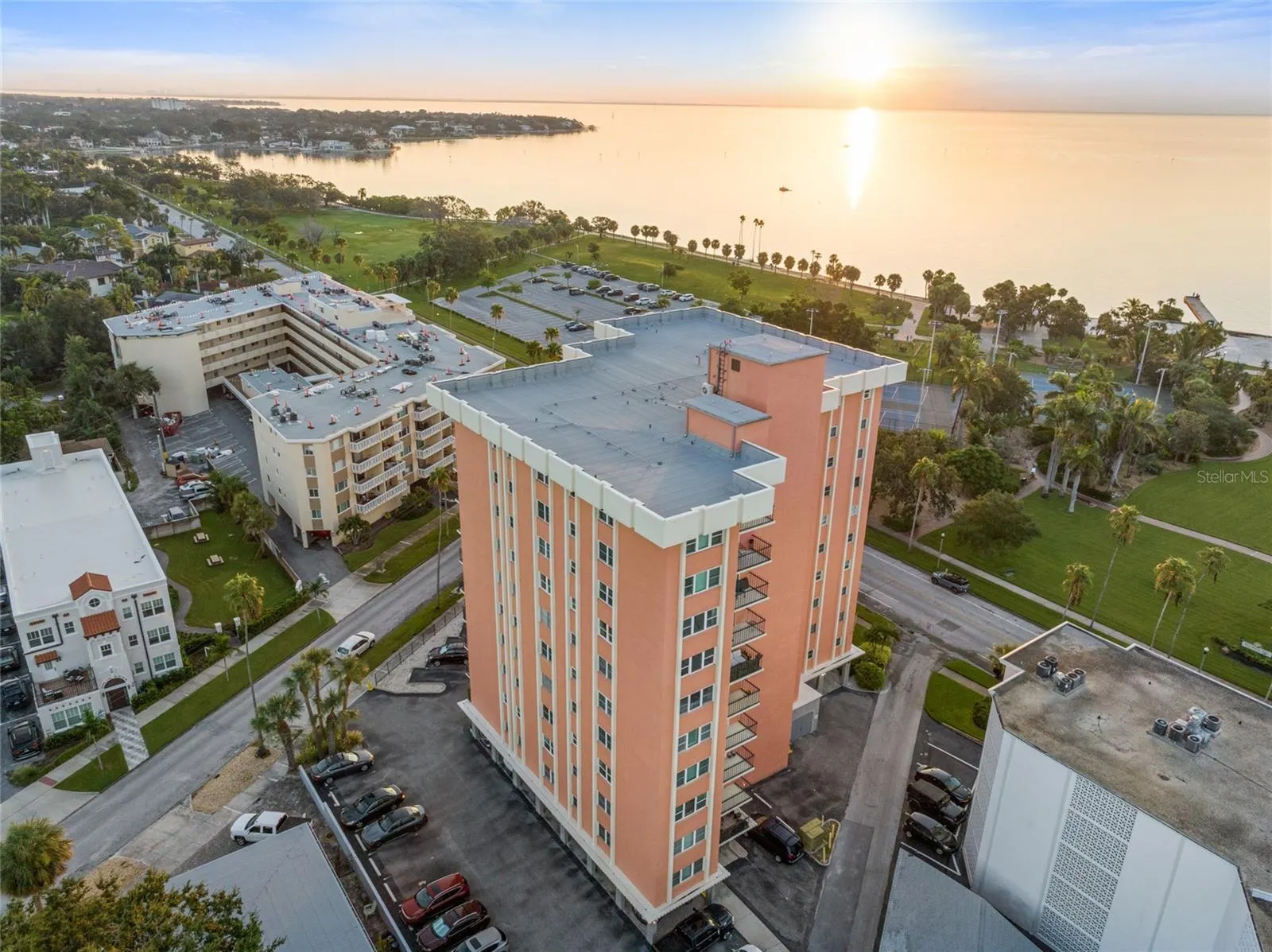 1120 N SHORE DR NE #402, #402