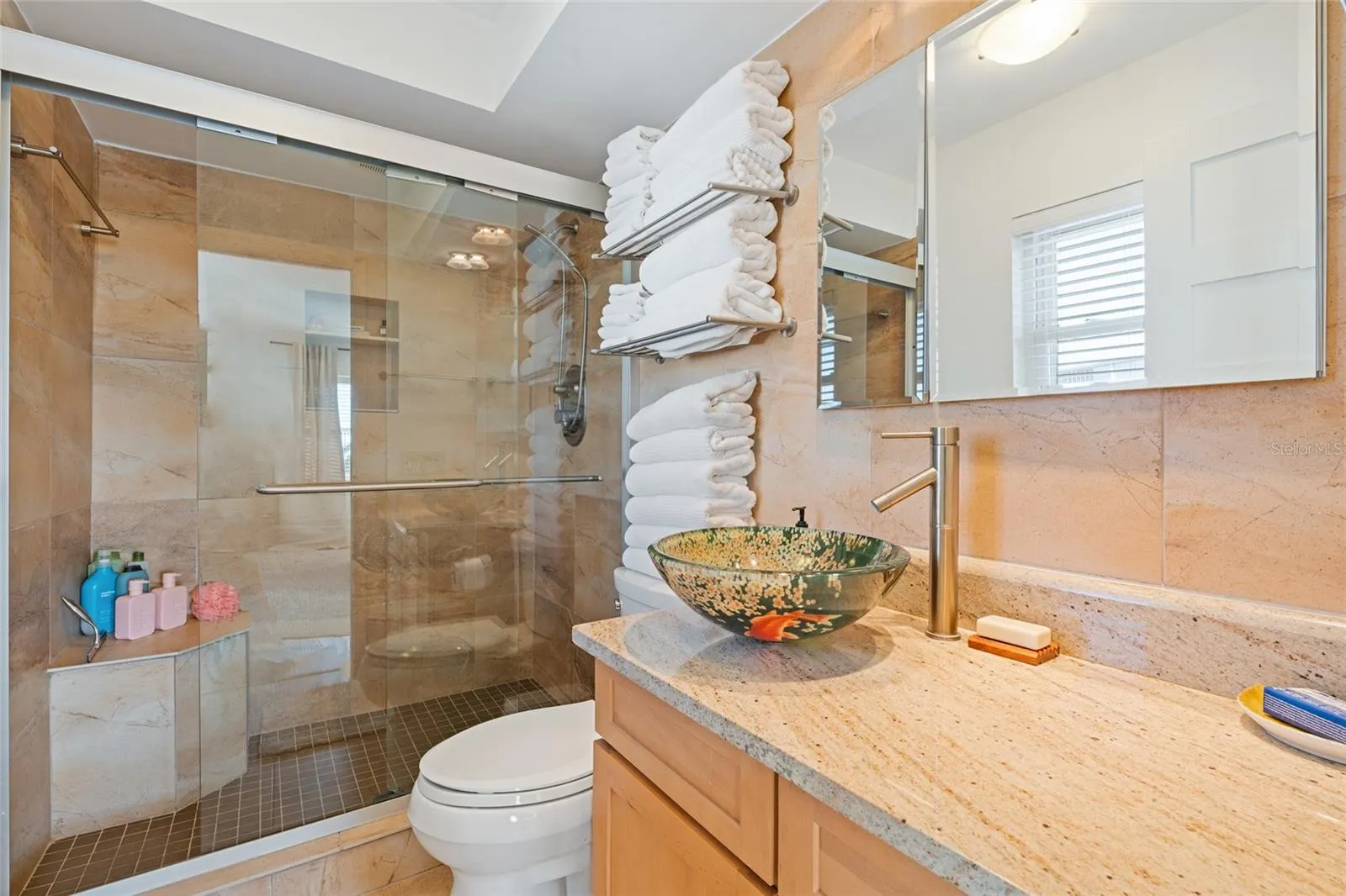 1120 N SHORE DR NE #402, #402