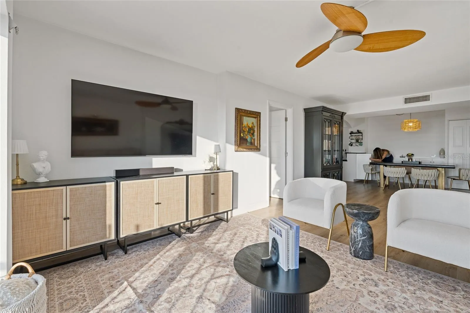 1120 N SHORE DR NE #402, #402