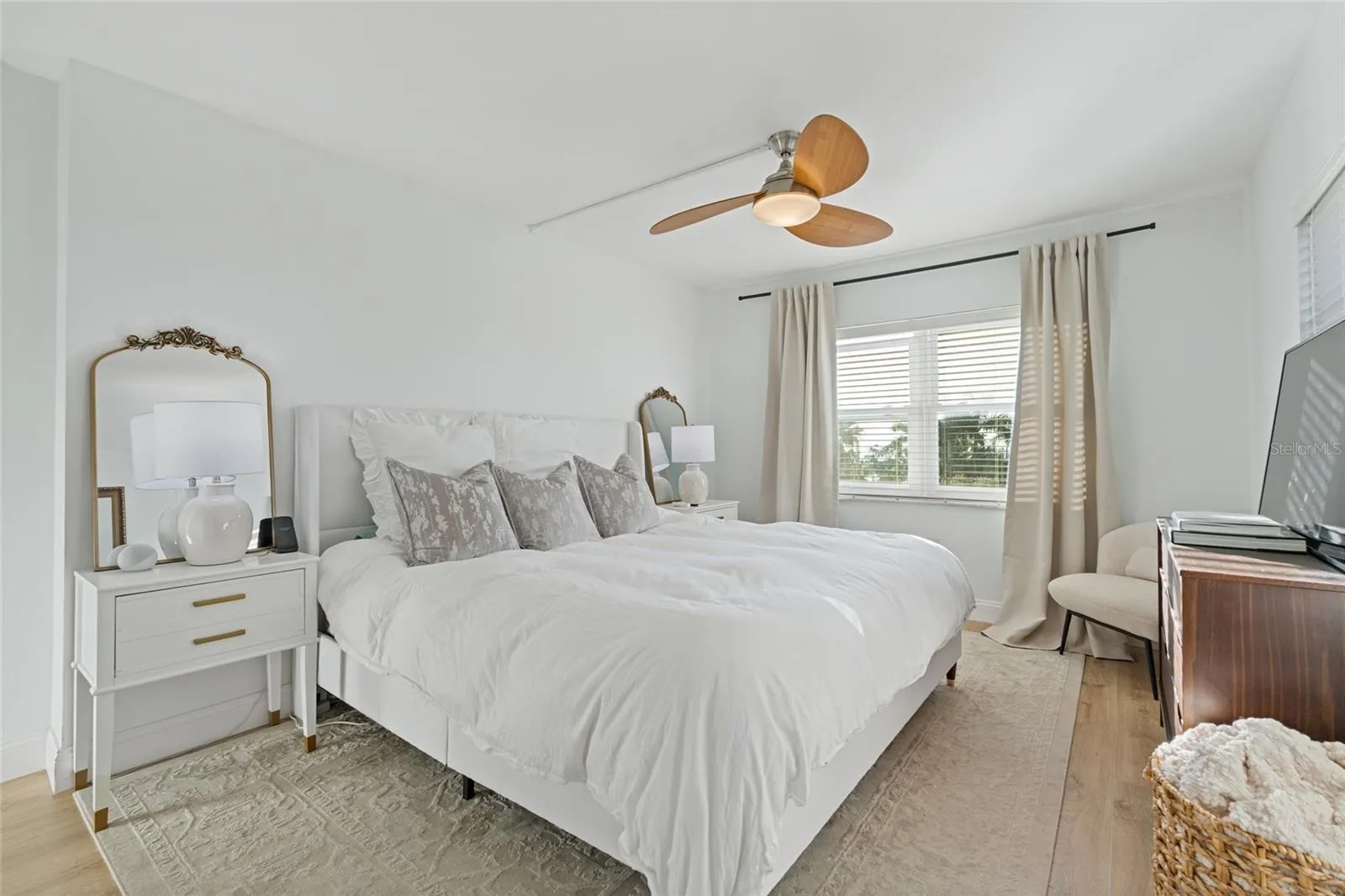 1120 N SHORE DR NE #402, #402