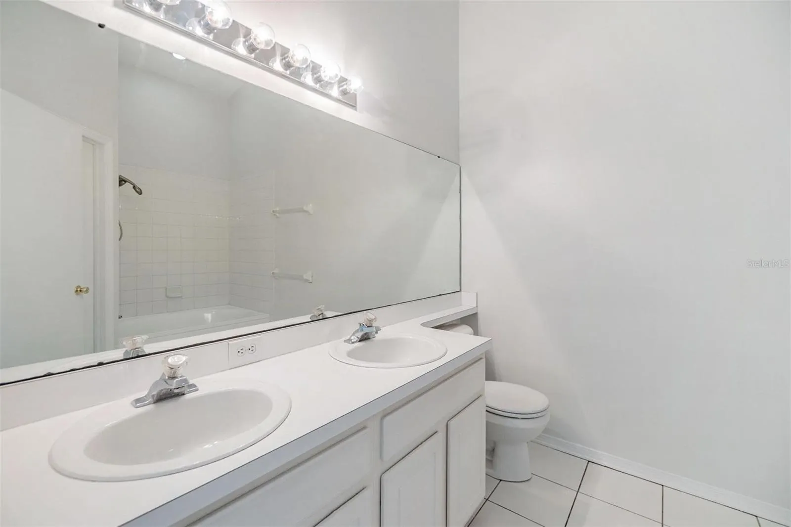 2248 LAKE WOODBERRY CIR