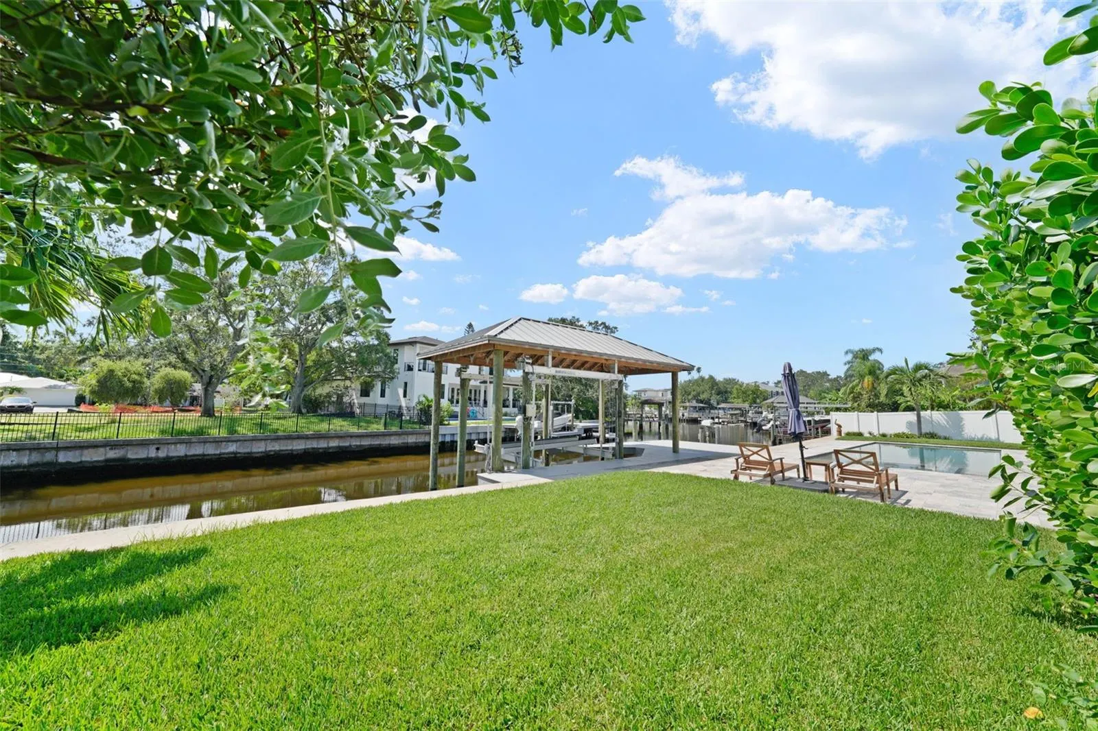 555 SUWANEE CIR