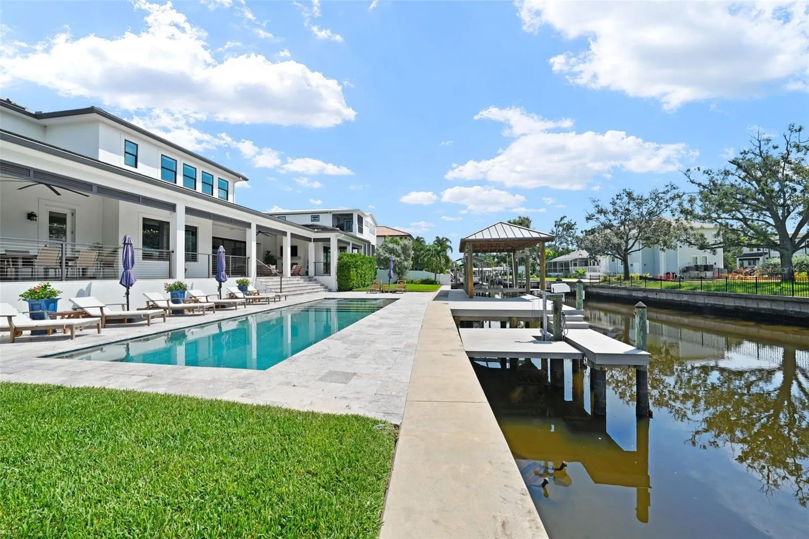 555 SUWANEE CIR