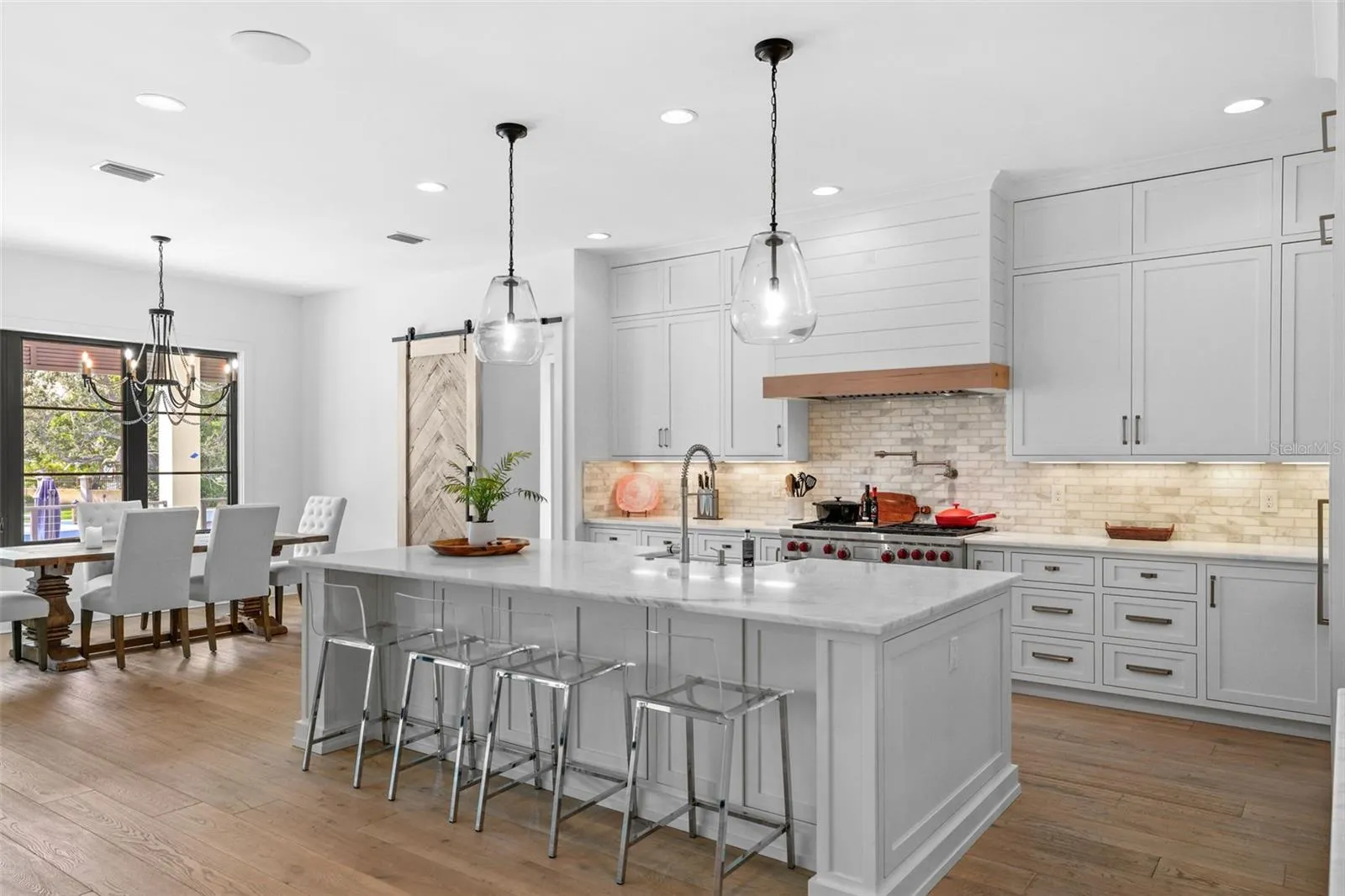 555 SUWANEE CIR