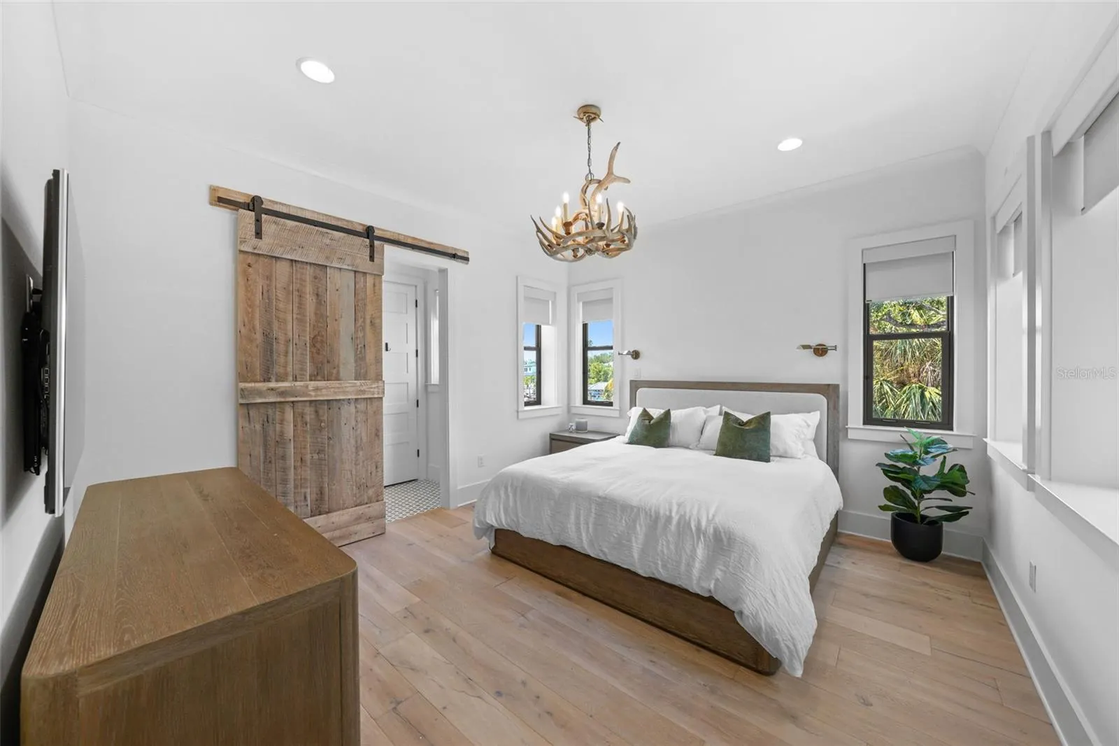 555 SUWANEE CIR