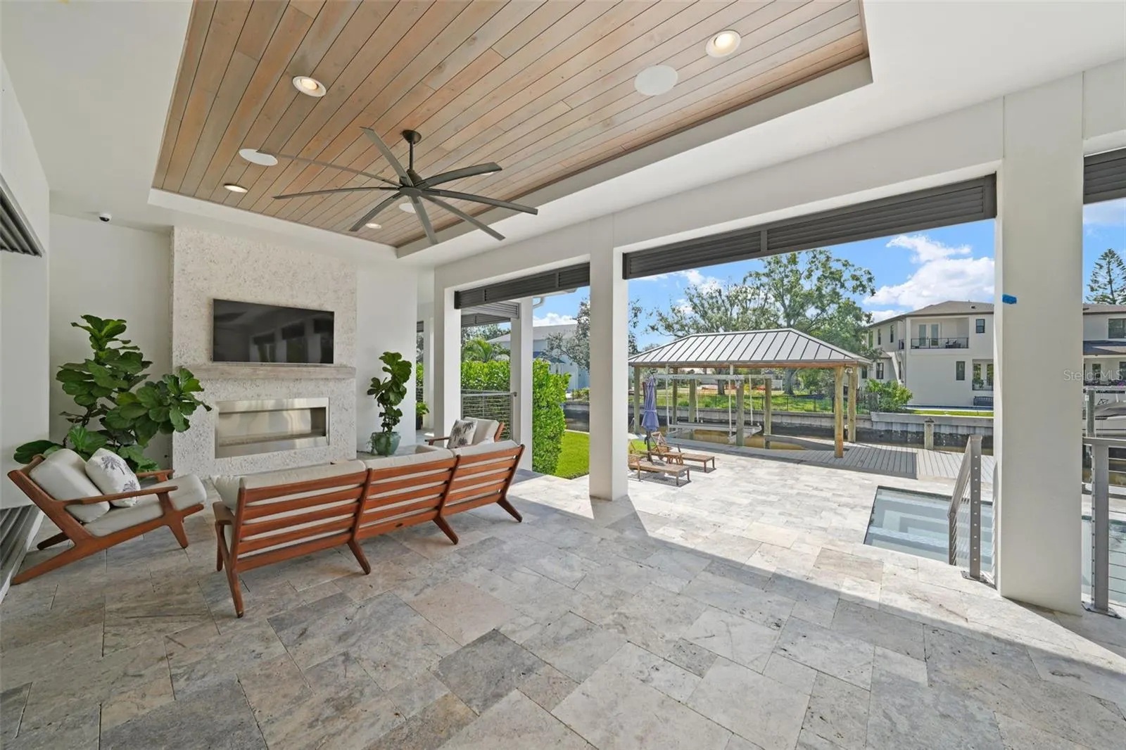 555 SUWANEE CIR