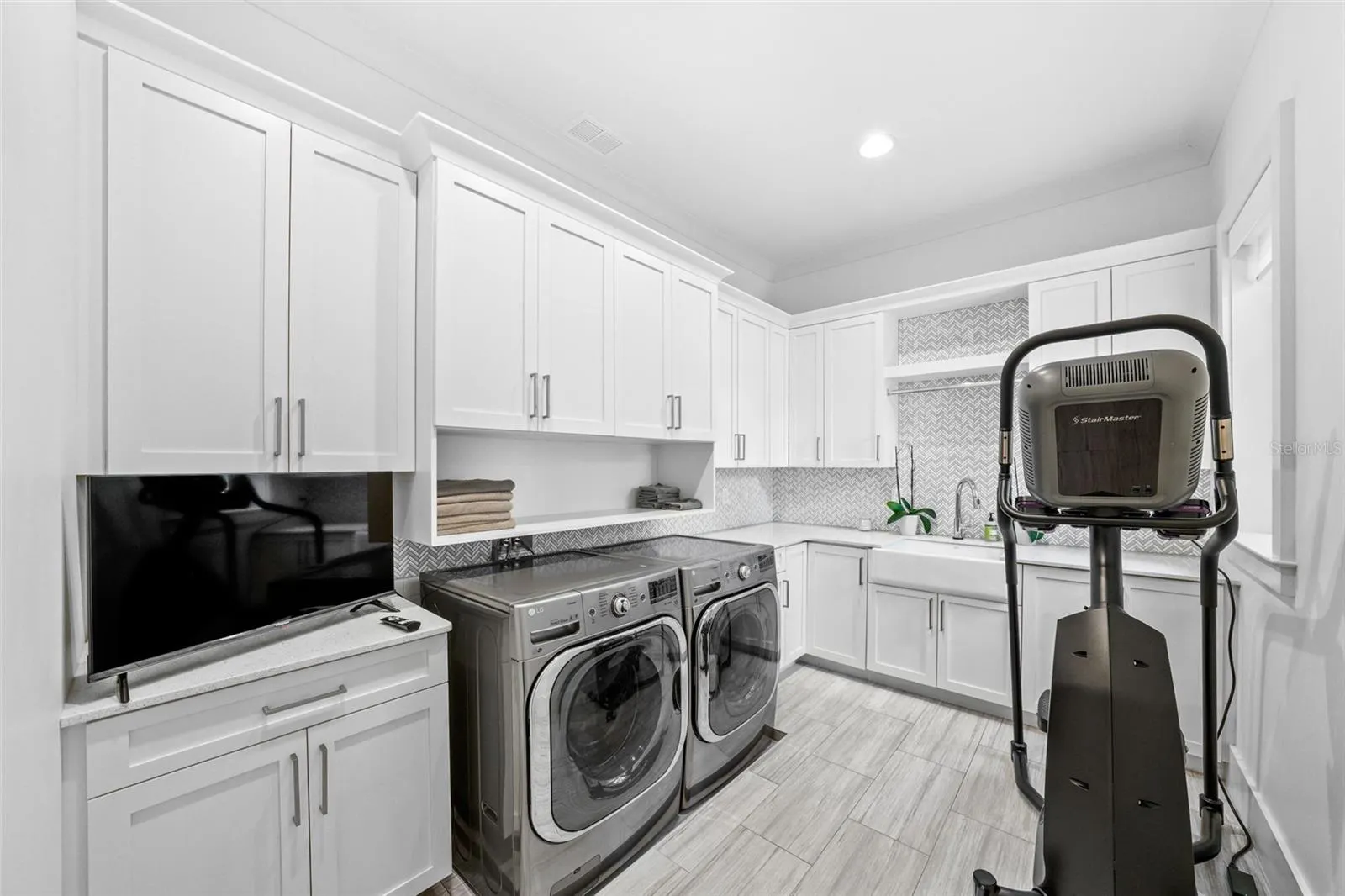 555 SUWANEE CIR