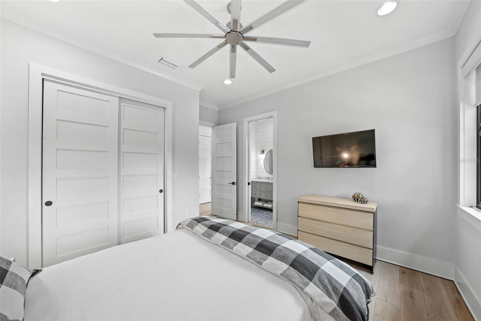 555 SUWANEE CIR