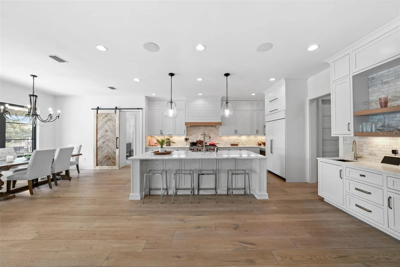 555 SUWANEE CIR