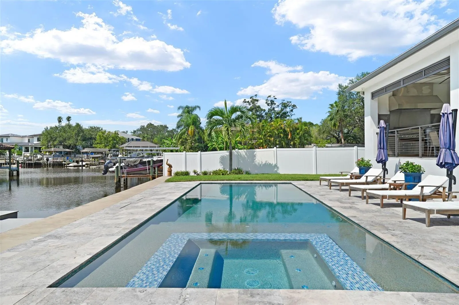 555 SUWANEE CIR