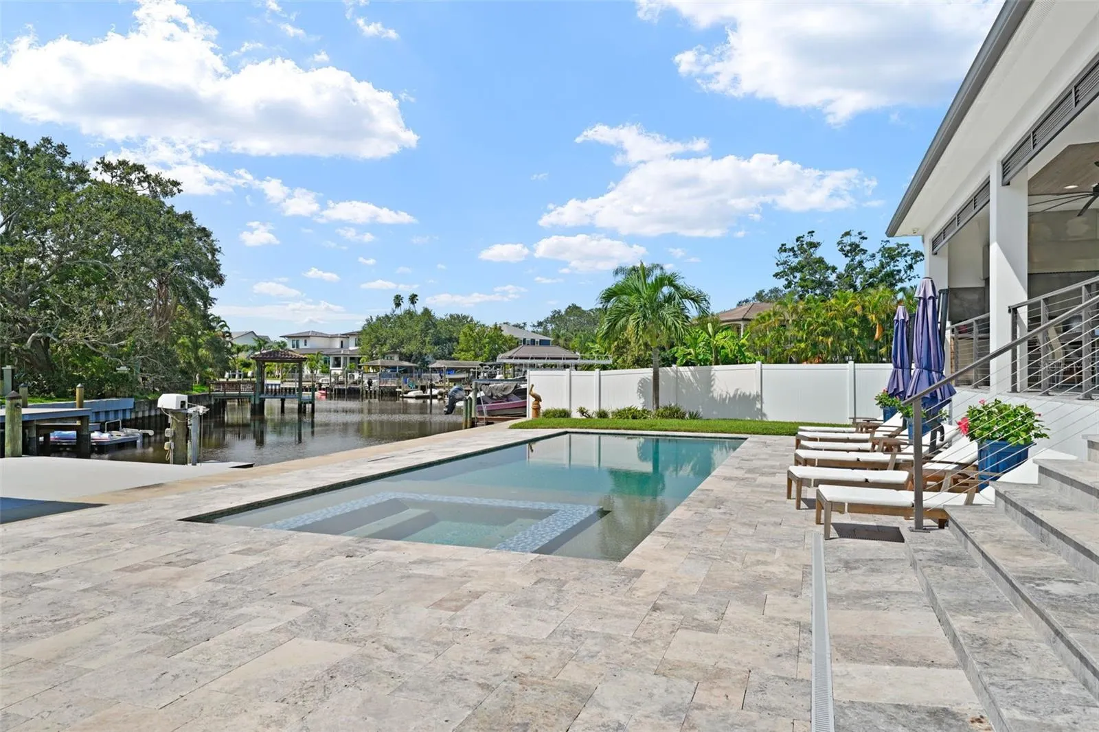 555 SUWANEE CIR
