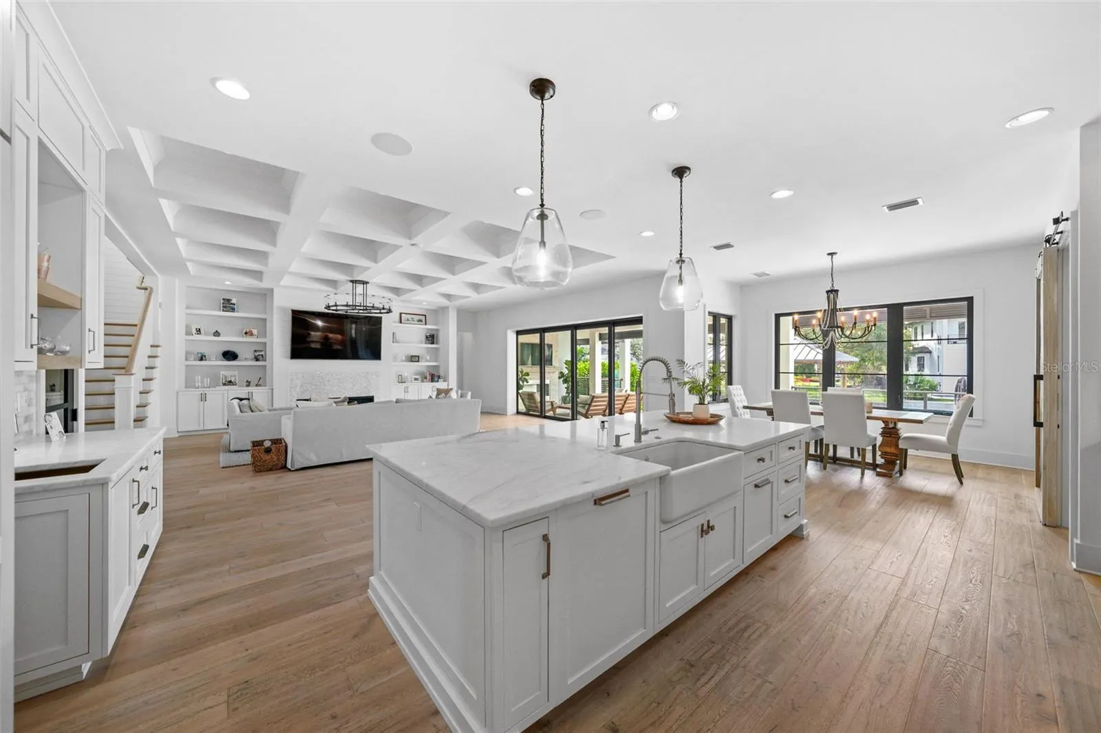 555 SUWANEE CIR