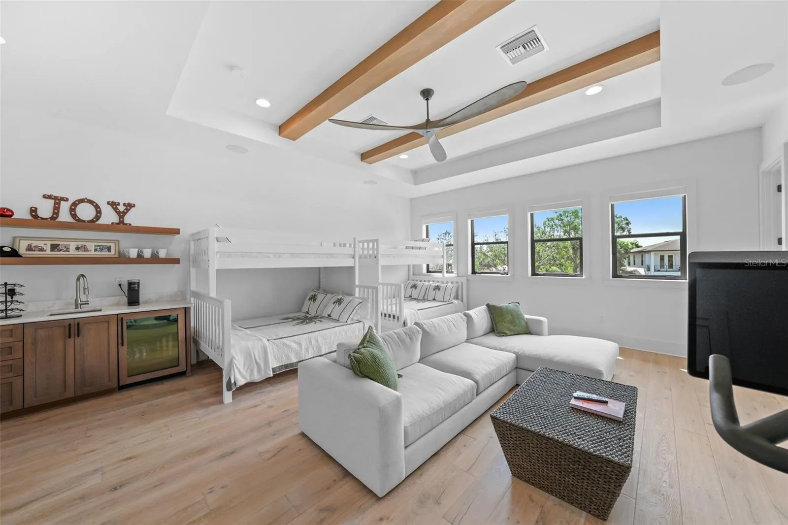 555 SUWANEE CIR