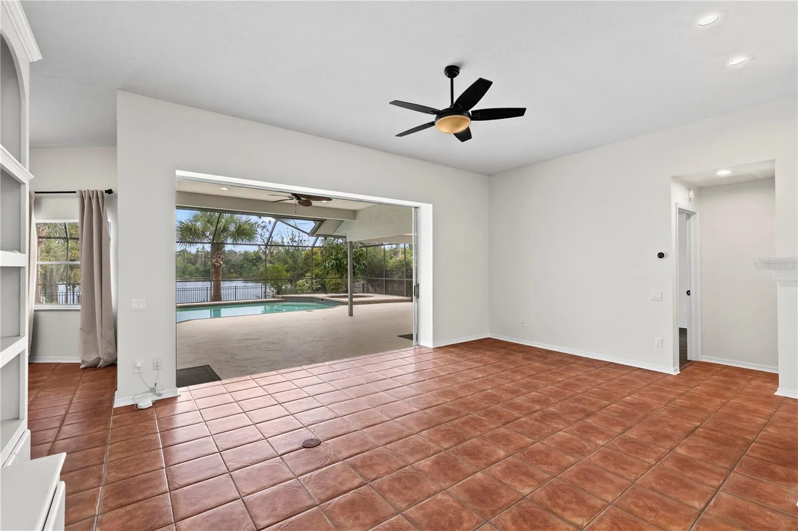 717 PINEWALK DR
