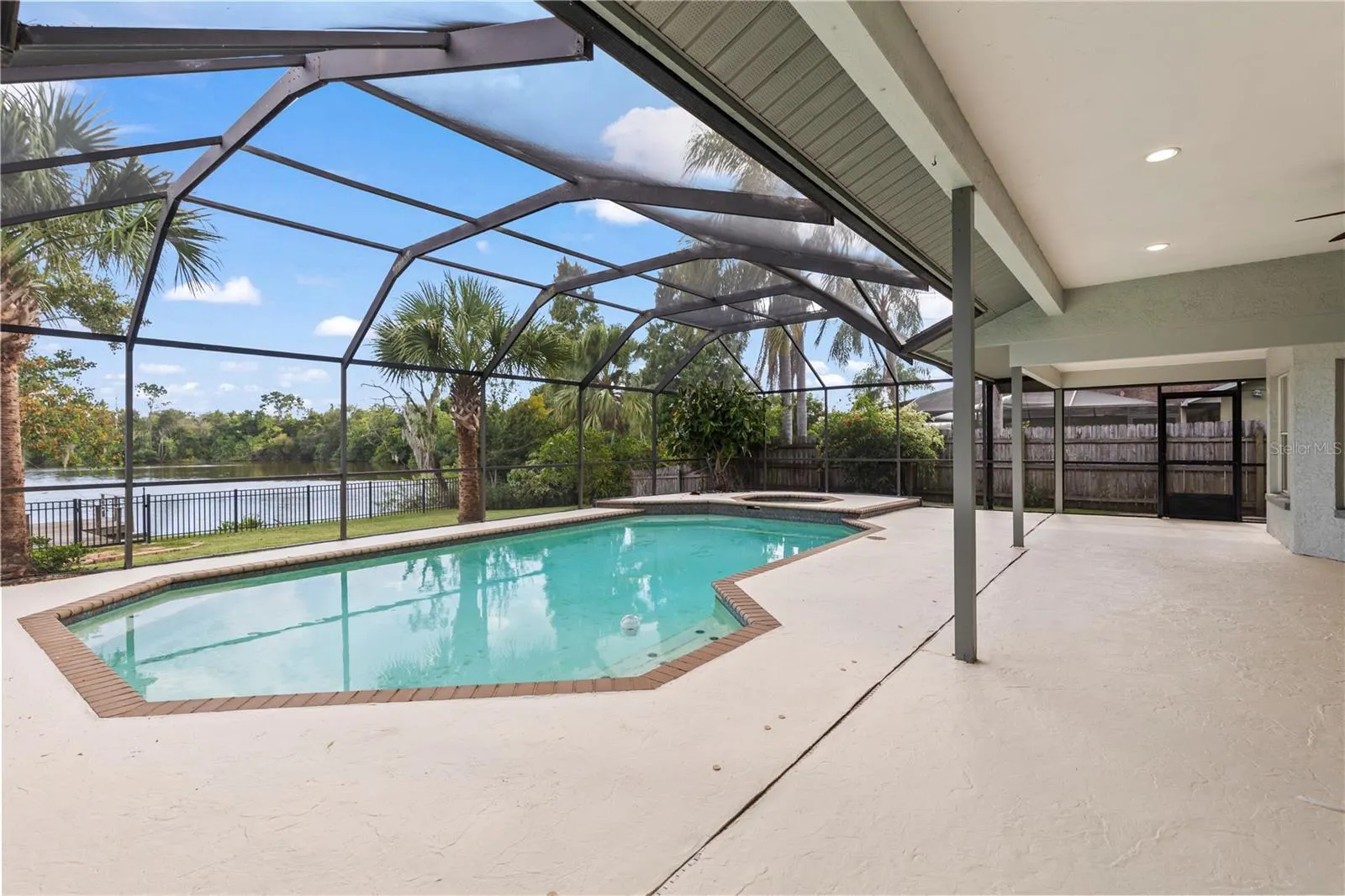 717 PINEWALK DR