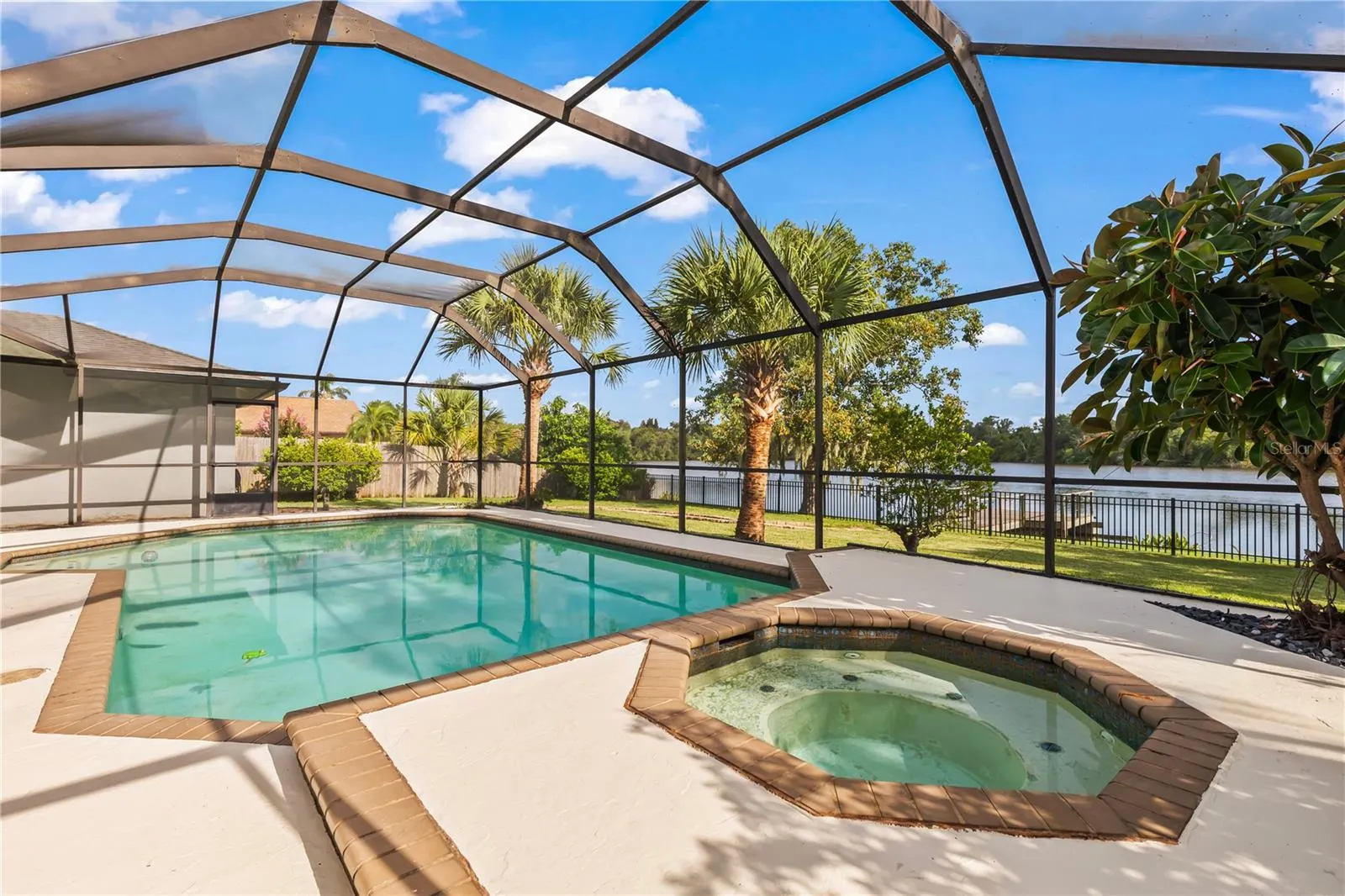 717 PINEWALK DR