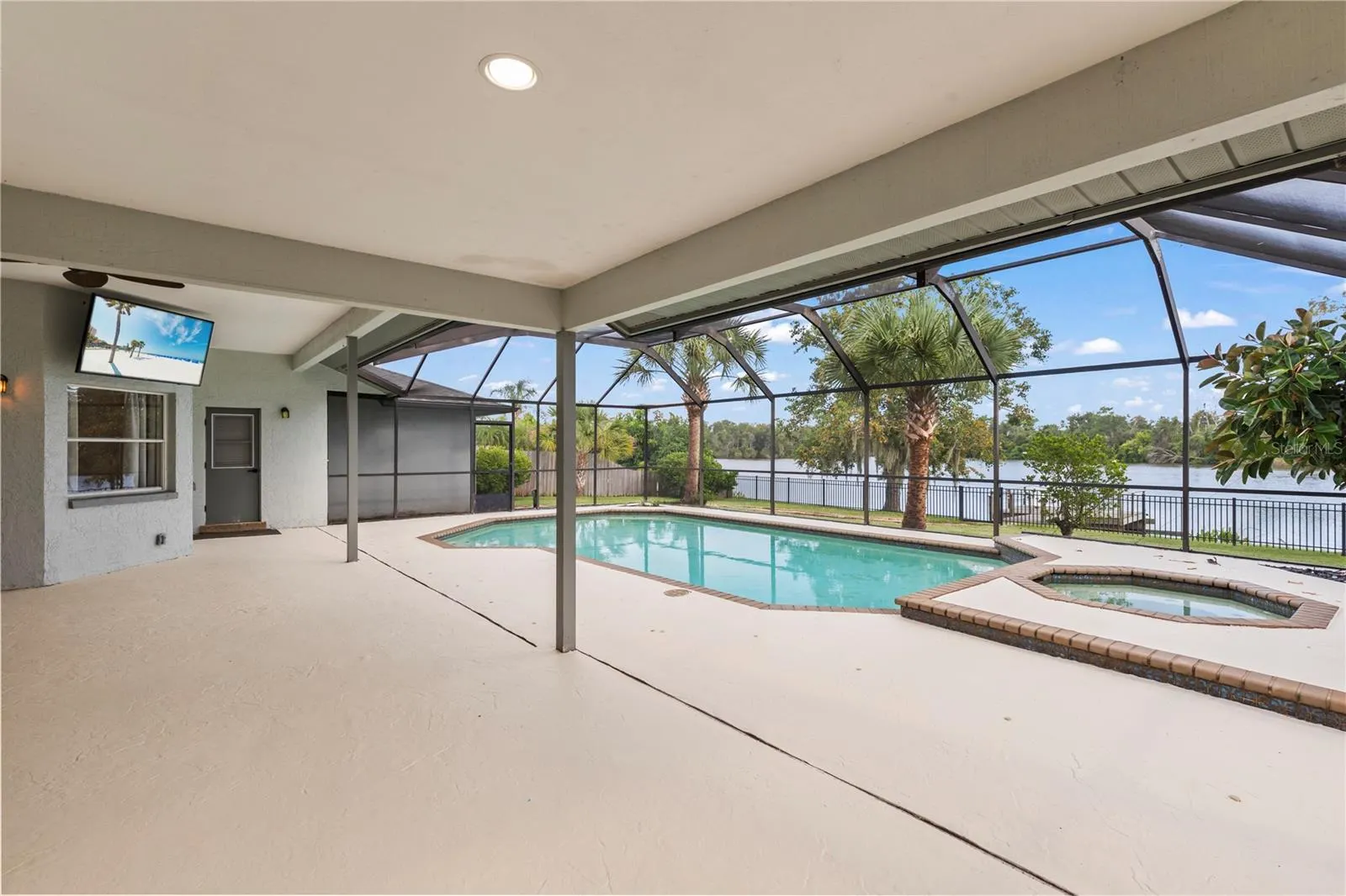 717 PINEWALK DR