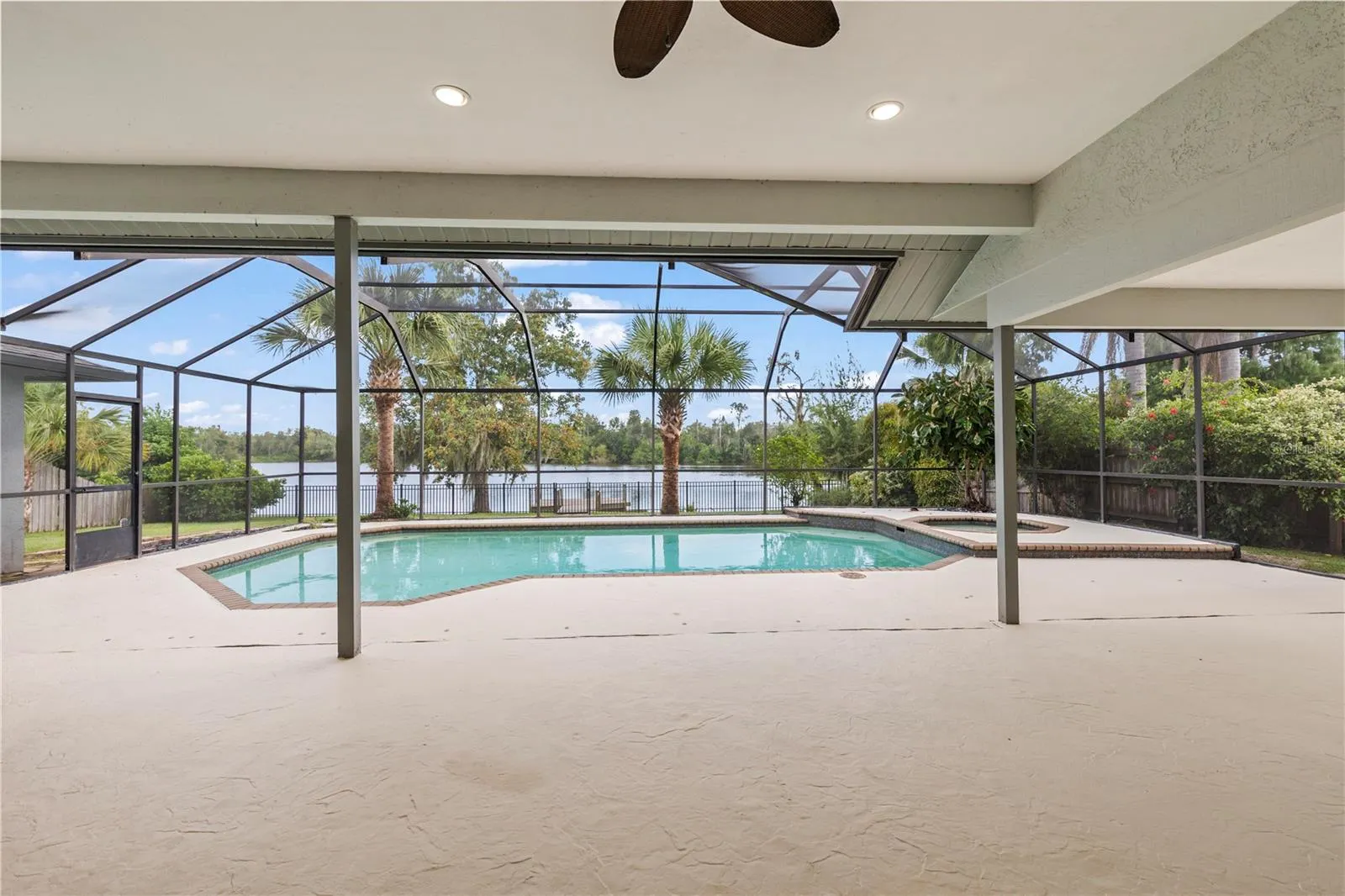 717 PINEWALK DR