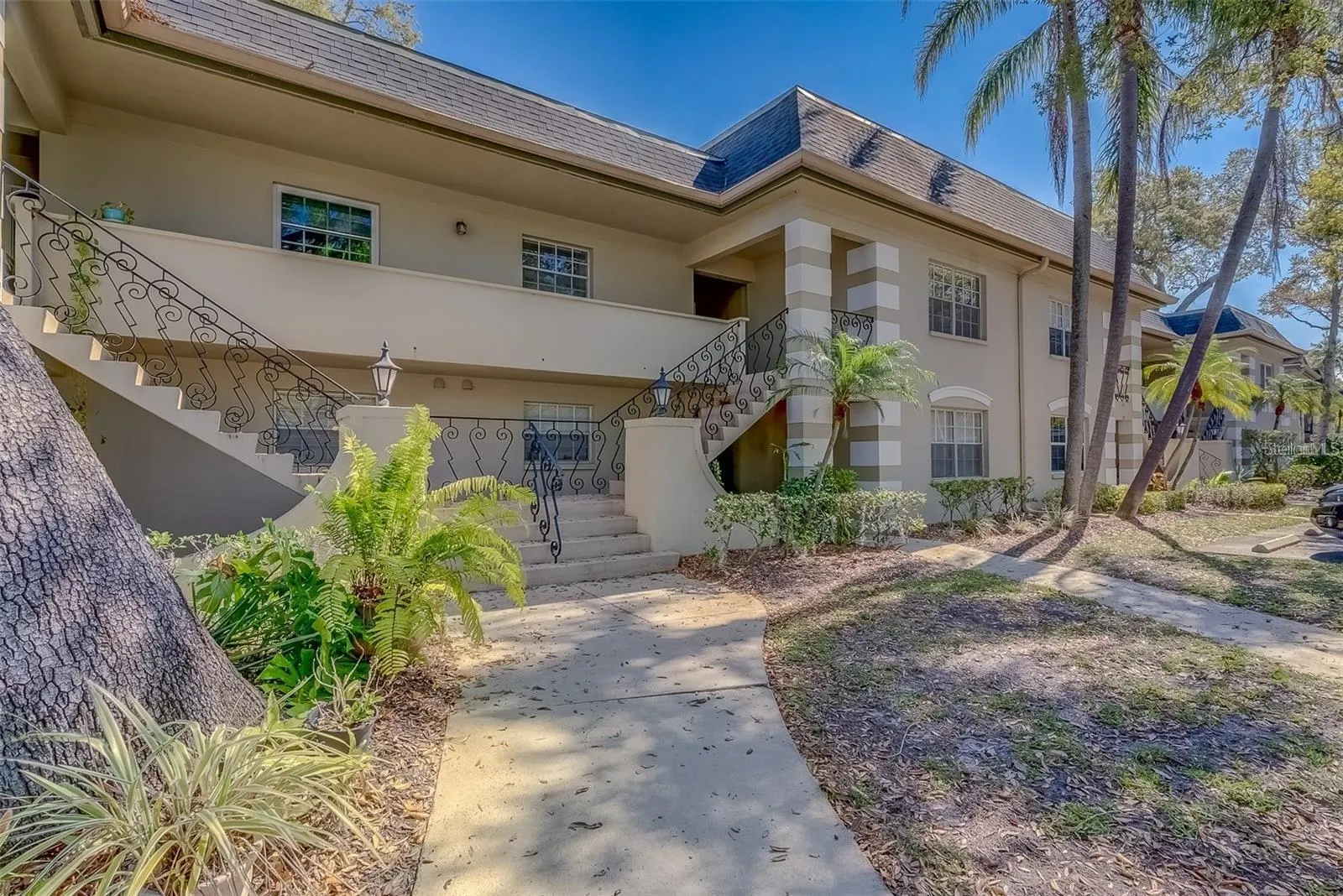 60 COUNTRY CLUB DR